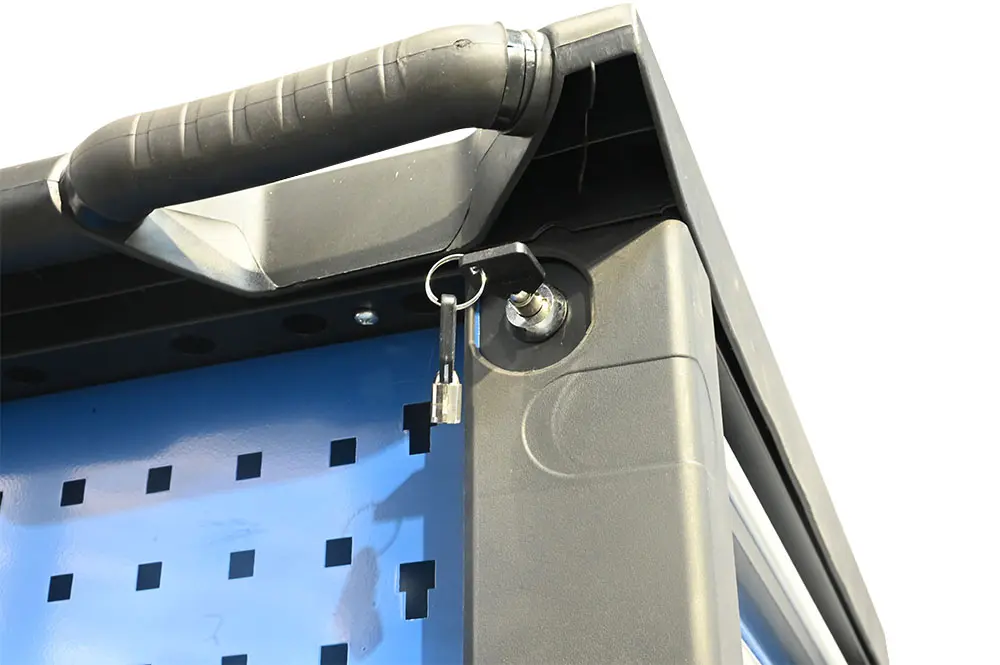 Side handle and key-operated lock detail of the six drawer tool cabinet