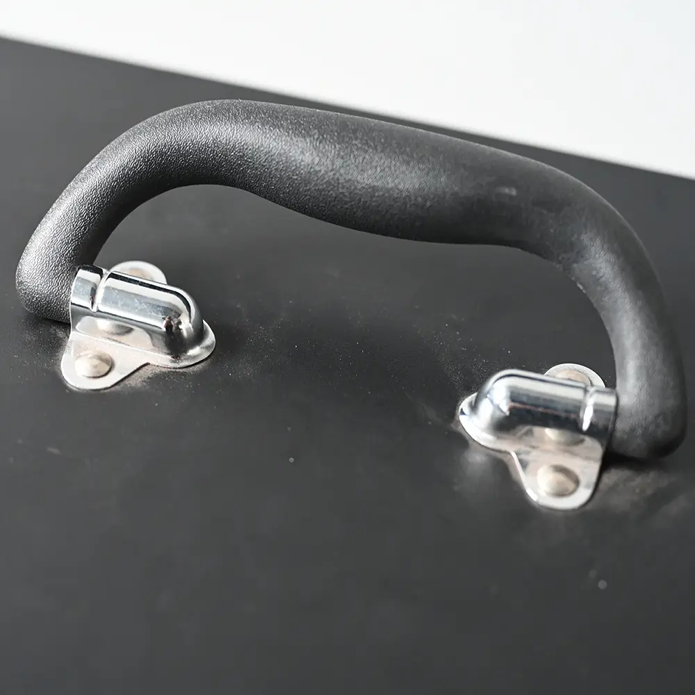 Top carrying handle detail on the steel toolbox